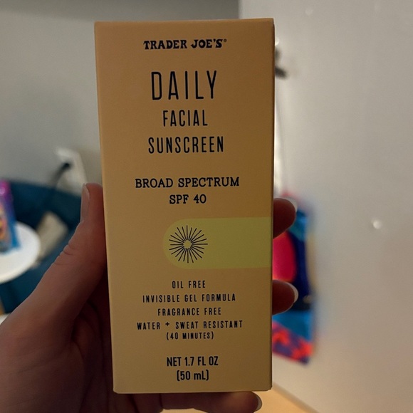 Trader Joe's Invisible Gel Facial Sunscreen SPF 40 - Cream - Picture 3 of 5